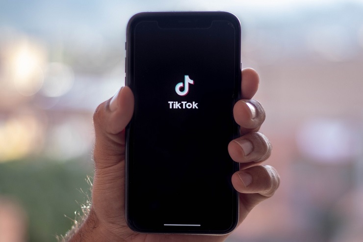 Lo schermo di uno smartphone con sopra il logo di TikTok