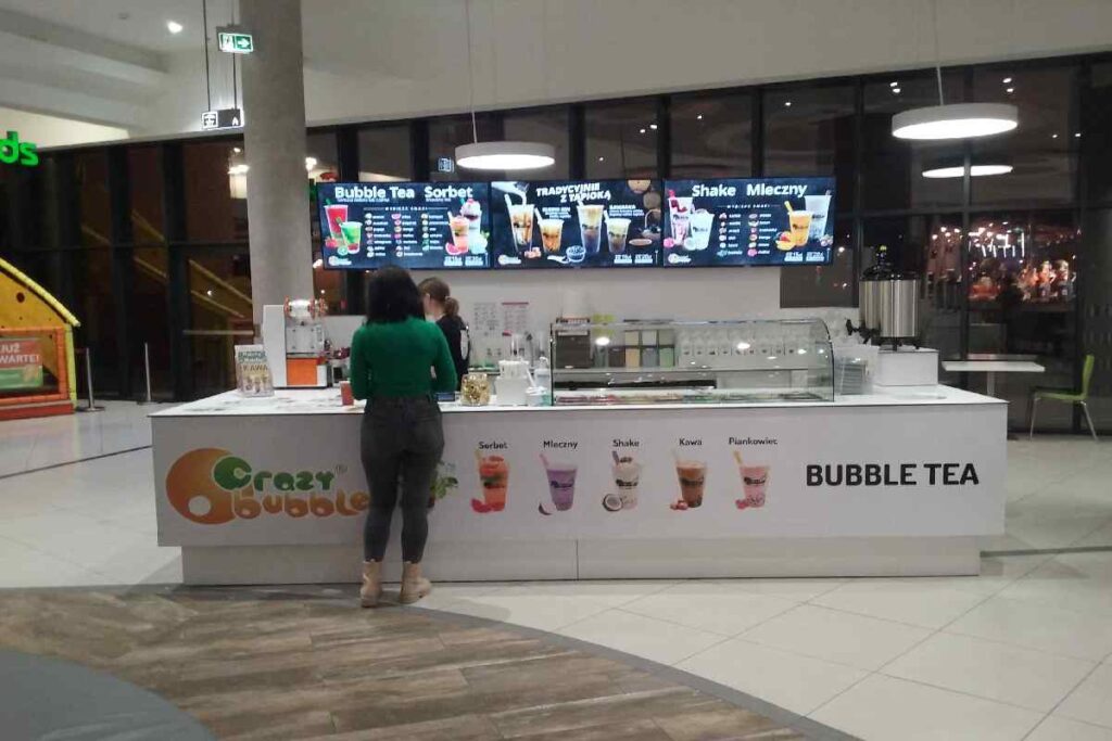 Tra i neologismi introdotti da Zanichelli c'è anche bubble tea - Nella foto: una ragazza ordina un bubble tea