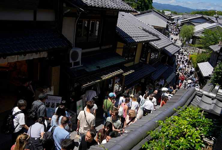 Una strada particolarmente affollata a Kyoto